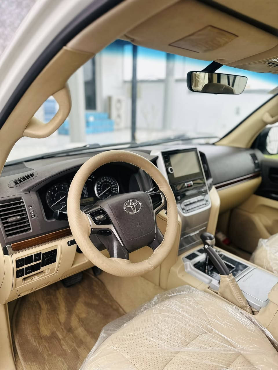 سلام عليكم لاندكروزر مديل 2016سياره ساز فول المواصفات GXRسياره حلو جديده تريد ثلج حدايد. 100/100سياره مكفوله بيه بس بارد بل الداير مال جاملق وباقي كفال عامه كشتات جلد مكينه 8 سلندر  العنوان السياره البصره التنومه  السعر 450وبيه مجال الرقم ***********
