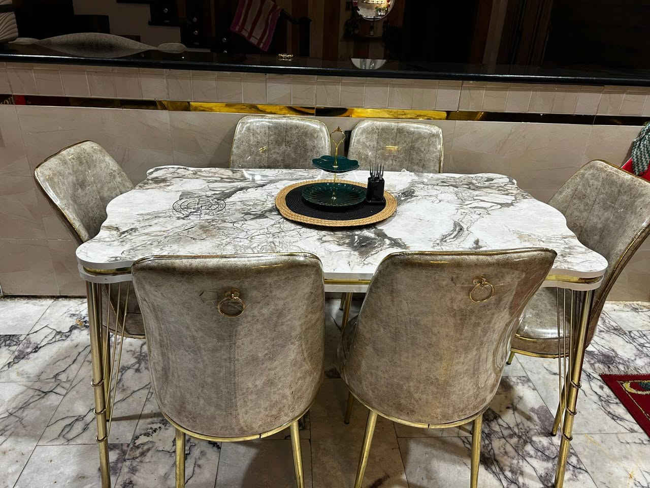 ميز طعام  للبيع 6 كراسي مدوشم ونضيف 

كرسي واحد بي ضرر قليل فقط 

سعر ٣٠٠ وبي مجال مكان بلديات


**إذا كنت صاحب هذا الإعلان وتريد حذفه لأي سبب، رجاءا أرسل رسالة إلى الدعم الفني**
