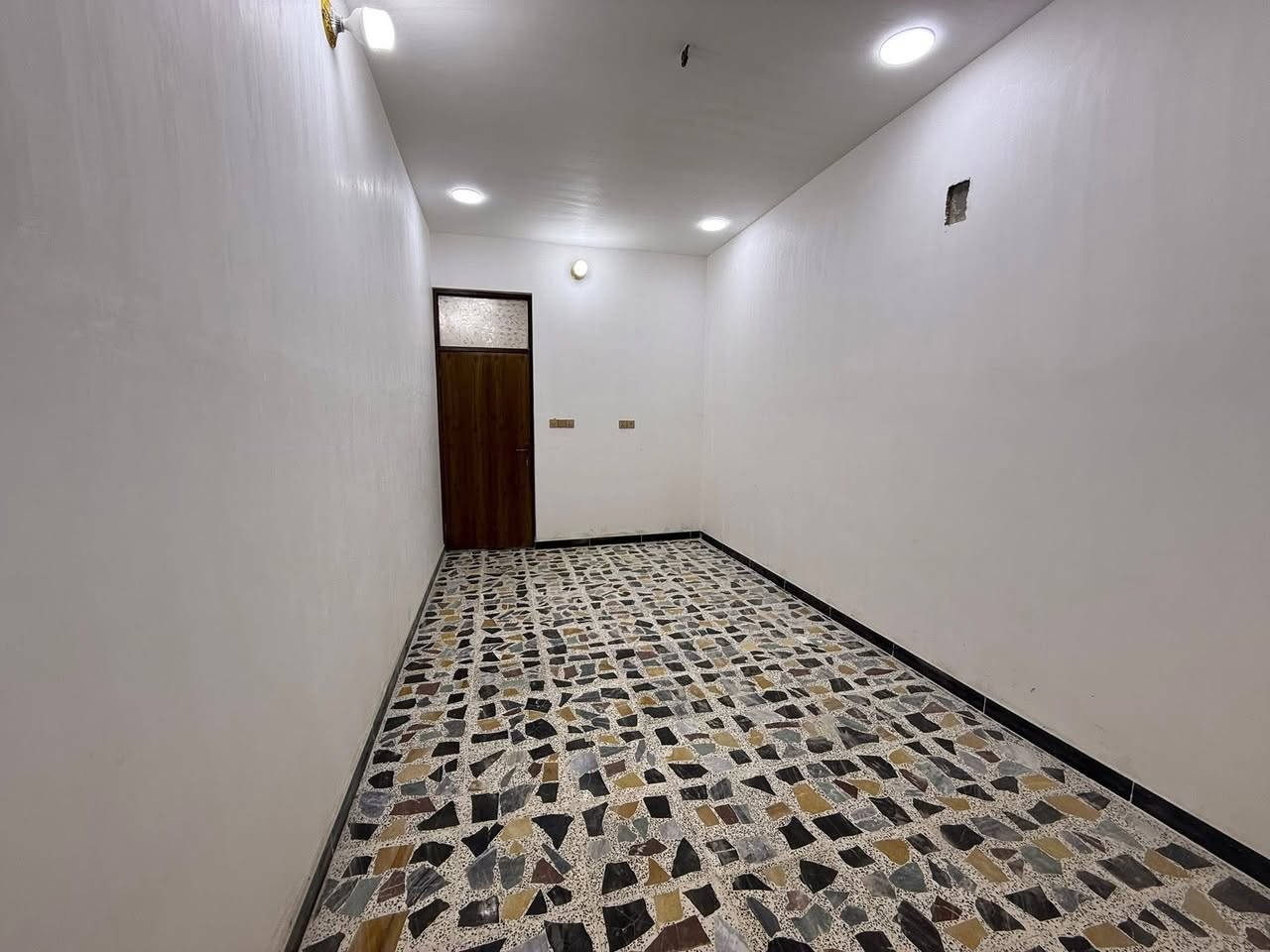 الدار للايجار 🏠 السعر 650 قفل
المساحة 75 م 
رصيف امام البيت 6 م 
عرض الشارع 20 م 
العنوان الشعب شارع عدن مقابيل مطعم حجي عادل
يحتوي على كراج صغير وخدمات خارجية واستقبال ومطبخ حار وبارد ومنور وخدمات وغرفة نوم 
ويحتوي الطابق الثاني على غرفتين نوم وخدمات ومكان غسالة وبيتونة وسطحين 
للاستفسار اكثر يرجى الاتصال على الرقم التالي ***********
او زيارة مكتب تبارك للعقار والمقاولات الكائن في شارع الاسواق المركزية قرب مطعم ميامي
