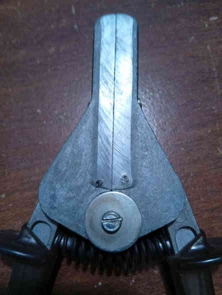 سلام عليكم قاشطة قاطعة اصلي قديم سعر ٢٠عراقي بغداد ***********
