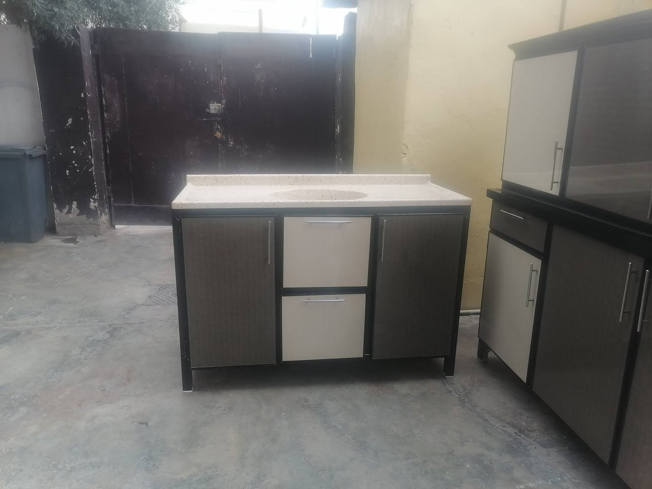 السلام عليكم كاونتر للبيع فول نضافه مترين وسنك متر ونص السعر 325 وبي مجال ***********
