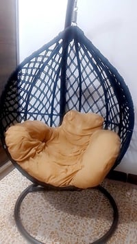 كرسي • للبيع • تفاصيل قليلة