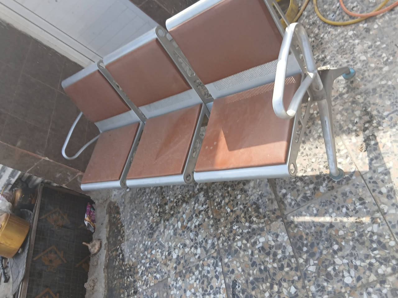 سلام عليكم ميز مكتبي وكرسي ومصطبة للبيع مكانهن بلديات شارع المصرف
***********
