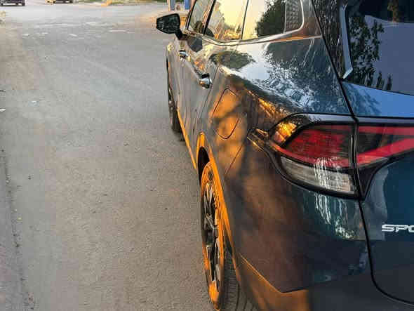 ‎‏2023 Kia Sportage X Line
‎ كيا سپورتاج  2023   plug in Hybrid
‎يعني تكدر تستخدم سياره كانما سياره كهربائيه 
‎وتكدر تستخدمها  نظام الهجين 
‎وتكدر تستخدم نظام الوقود انته بكيفك علما تكدر تشحنها شحن خارجي ايضأ وتستخدمها كسياره كهربائيه بصوره تامه وتنسى محرك 😜وبانزين ودوخته 
‎ وتبريد ثلج     
‎فول  موصفات    
‎مواصفاتها :
‎1-بنوراما
‎1-بصمة  
‎3-شاشة كبيره على طول دشبول 
‎4-كاميرا دوارة 
‎5-رادارات / رادار امامي /رادار جانبي /رادار خلفي
‎6-حساسات خلفي 
‎7-خرائط نظام كيا مفعل بيها اصلا 
‎8-كشنات تدفة‏ 
‎9-كشنات جلد .
‎10-دفع رباعي  نضام جبلي وثلجي وترابي
‎11-نزول منحدرات                                                    
‎12-كشنات سايق كهرباء
‎13-تبريد قطعتين 
‎14-اوتوهولد 
‎15-ويل كروم 
‎16-مسجل ناطق مفعل
‎17-بلوتوث USB ابل كار بلاي والاندروير . 
‎18-حاجب ليد
‎19-نقطه عمياء
‎20-شفتات ستيرن
‎21-اشاراة بالمراياة الجانبيه                                     
‎22-فول تحكم ستيرن                                             
‎23-كير ماوس                                             
‎24-اوتو بريك                                                        
‎25-بريك بصمة                                                       
‎26-زنون + Led
‎27-شحن اللاسلكي                                                            
‎28-‏داخل اسود جلد 
‎29-نضام قياده أيكو + سبورت + نورمل
‎30-مثبت سرعه
‎31-تحديد مسار والقياده الاليه 
‎32-دمامات صوت  
‎33-لايت بلادي Led +  زينون ‏دبل زينون اصلى . 
‎34-رادار الخطوط البيضاء 
‎35لايتات اربع عدسات + ليد 
‎‏36-شاشة إلكترونية
‎37-تشغيل عن بعد 
‎‏AUTO HOLD-38
‎‏39-Auto start
‎40-منفذ شحن في المقاعد الأمامية
‎41-تبريد منفصل السائق عن الراكب مع دكتات تبريد خلفية. .
‎فول فول افتح الباب توكع مواصفات
‎وبعد كومه مواصفات بيها مكان سياره بغداد***********
