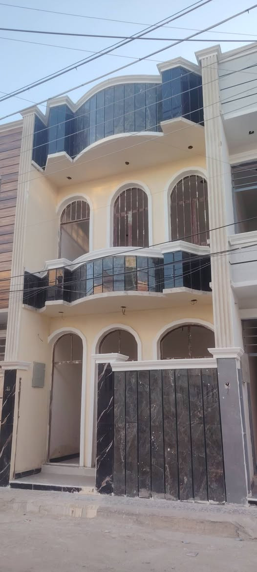 السلام عليكم
🏡 للبيع – بيت سكني مميز

📐 المساحة: 70 متر مربع
🛏️ 3 غرف نوم
🚪 يحتوي البيت على مدخلين 
🏢 البيتونه الطابق الثالث

🛣️ شارع بعرض 10 أمتار
💧 خدمات المياه متوفرة
⚡ الكهرباء متوفرة
🧱 أرصفة وتبليط كامل للشارع
✅ منطقة مخدومة وجاهزة للسكن

💰 السعر: 80 مليون دينار عراقي قابل للتفاوض

📞 للاستفسار: ***********
