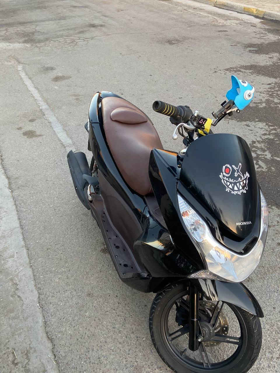 للبيع: هوندا PCX 125 (الجيل الأول) - نظافة ومحرك ذهب 🏍️
‏دراجة هوندا الأصلية، قوية وعملية وجاهزة للاستخدام:
‏نوع المحرك: 125cc (ياباني أصلي)، ناعم جداً وبدون أي مشاكل.
‏
‏النظافة: الدراجة نظيفة جداً كشر ومحرك، وبوضع ممتاز.
‏
‏الأمانة: الدراجة بيها "فطر بسيط" بالكفر الأمامي فقط (غير مؤثر على الشكل العام ولا على الأداء)، وباقي الكشر كله سليم ومرتب.
‏
‏الكهربائيات: كلها شغالة 100%.
‏الاستخدام: اقتصادية حيل
‏
‏السعر: (1.200.000) - ومراعاة للشراي بسبب الفطر البسيط.
‏المكان: (حي الجهاد).
‏للتواصل: (***********).
