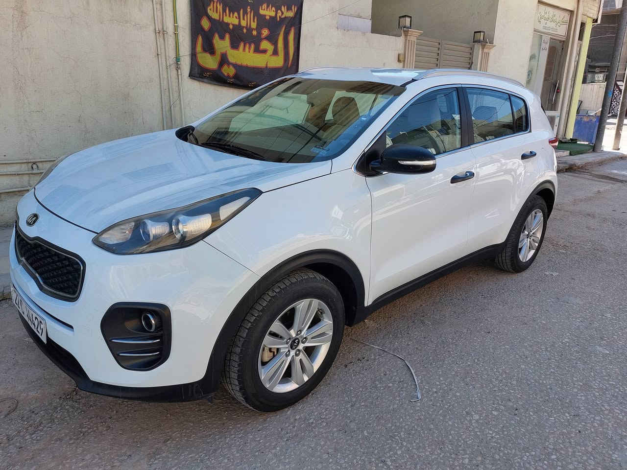 السلام عليكم لبيع سبورتج موديل 2017 خليجي  بسمي كفاله عامه ماعدا كارت الباب الخلفي مقدار شبر ماشيه 115 الف  فقط كير ومكينه حداديه مكفولات تبريد ثلج تخم تايرات جداد كهربائية كلهه شغاله سياره جاهزه من كلشي السعر 170 وبيهه مجال مكاني بابل ***********
