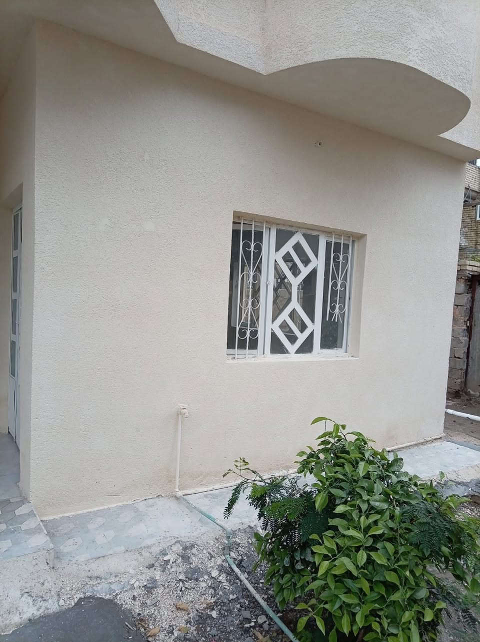 🏡 بيت للبيع – طابو زراعي (سند ٢٥)

📍 الموقع: شارع ميثم التمار – حي المصطفى
📌 يبعد حوالي ١٠٠ م عن شارع المسيب – السدّة

📐 المساحة:
• ١٤٢ م² حسب السند
• ٢٣٥ م² واقع حال

🧱 تفاصيل البناء:
• يتكون من طابقين

🔹 الطابق الأول:
• غرفة نوم 🛏️
• استقبال
• صالة
• مطبخ
• حمام منفصل
• مجمع صحيات داخلية وخارجية 🚿

🔹 الطابق الثاني:
• غرفة نوم
• ممر
• بيتونة

🌳 مميزات إضافية:
• كراج سيارة واسع 🚗
• حديقة أمامية وجانبية 🌿
• موقع قريب من الشارع الرئيسي

📞 للاستفسار: ***********
🏢 مكتب عقار أهالي المسيب
حي المعلمين الثالثة – قرب جامع محمد الجواد

💬 السعر: على الخاص
