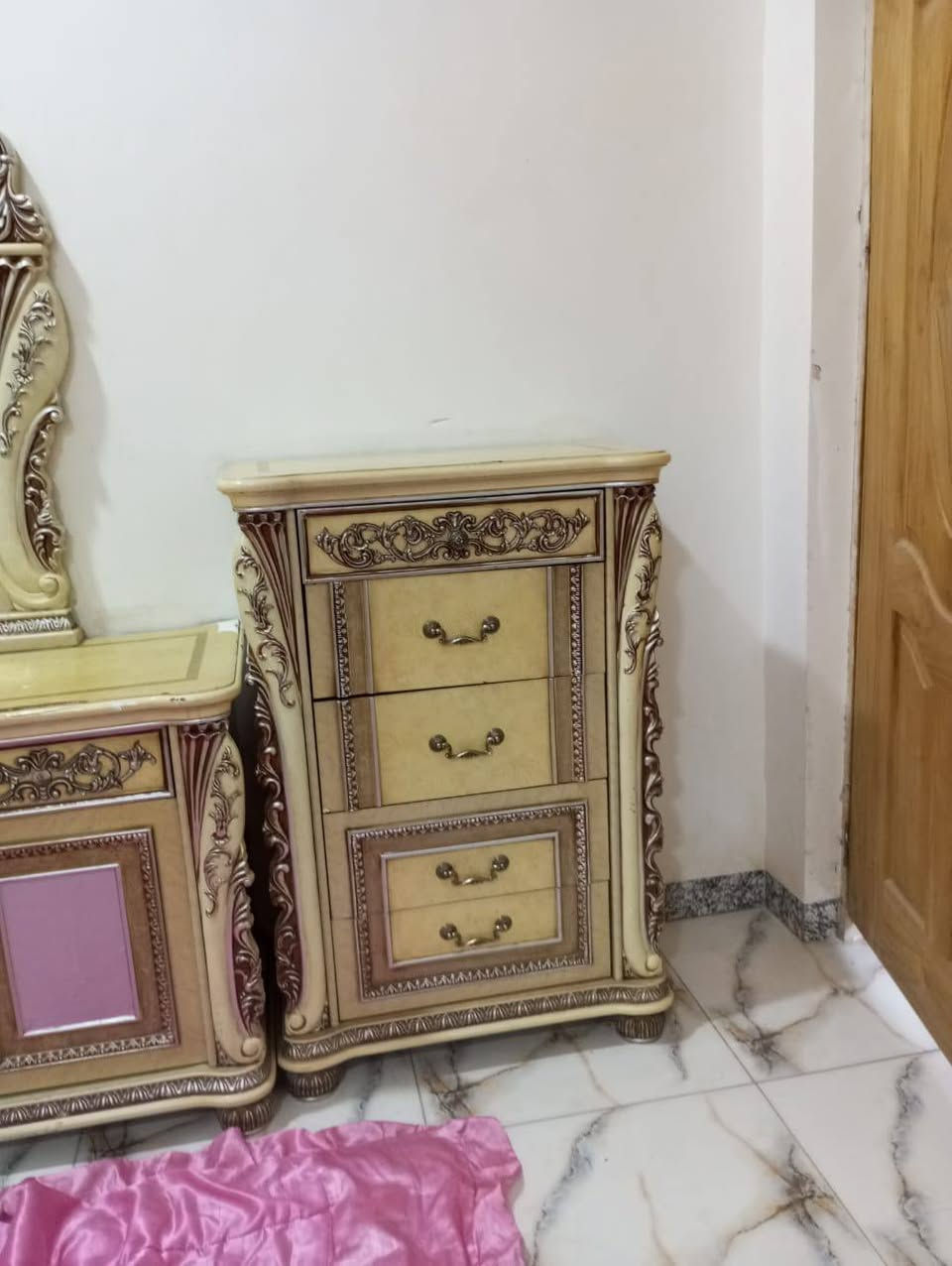 غرفه اخشاب للبيع سعر ٣٥٠مع الدوشك بيها مجال لاستفسار مراسله وتساب عله هذا رقم ***********حله حي الجزائر
