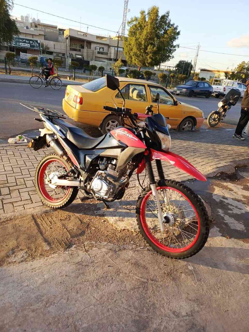 السلام عليكم قفاز لونسن للبيع رقم وسنويه اربيل الدراجه كفاله ولدراجه باسم ولد موجود ويحول بكل وقت ماشيه 23 الف ولدراجه ممغسوله التاير الخلفي قبل  ايام شاده جديد
السعر مليونين و بيه مجال وبيها مجال للطيبين 

متوفر واتساب ورصيد ***********
