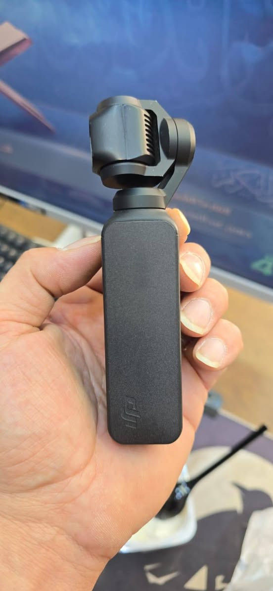 الإصدار الأول من كاميرا DJI Osmo Pocket #مستخدم 

 يدعم التصوير بدقة 4K بمعدل يصل إلى 60 إطارًا في الثانية.
المستشعر: مستشعر CMOS بحجم 1/2.3 بوصة بدقة 12 ميجابكسل.
الوزن: خفيف جداً، يزن حوالي 116 غرام.
البطارية: توفر حوالي 140 دقيقة من التصوير عند استخدام دقة 1080p.
#السعر ٩٠الف
للتواصل واتساب *********** او مراسلة الحساب
