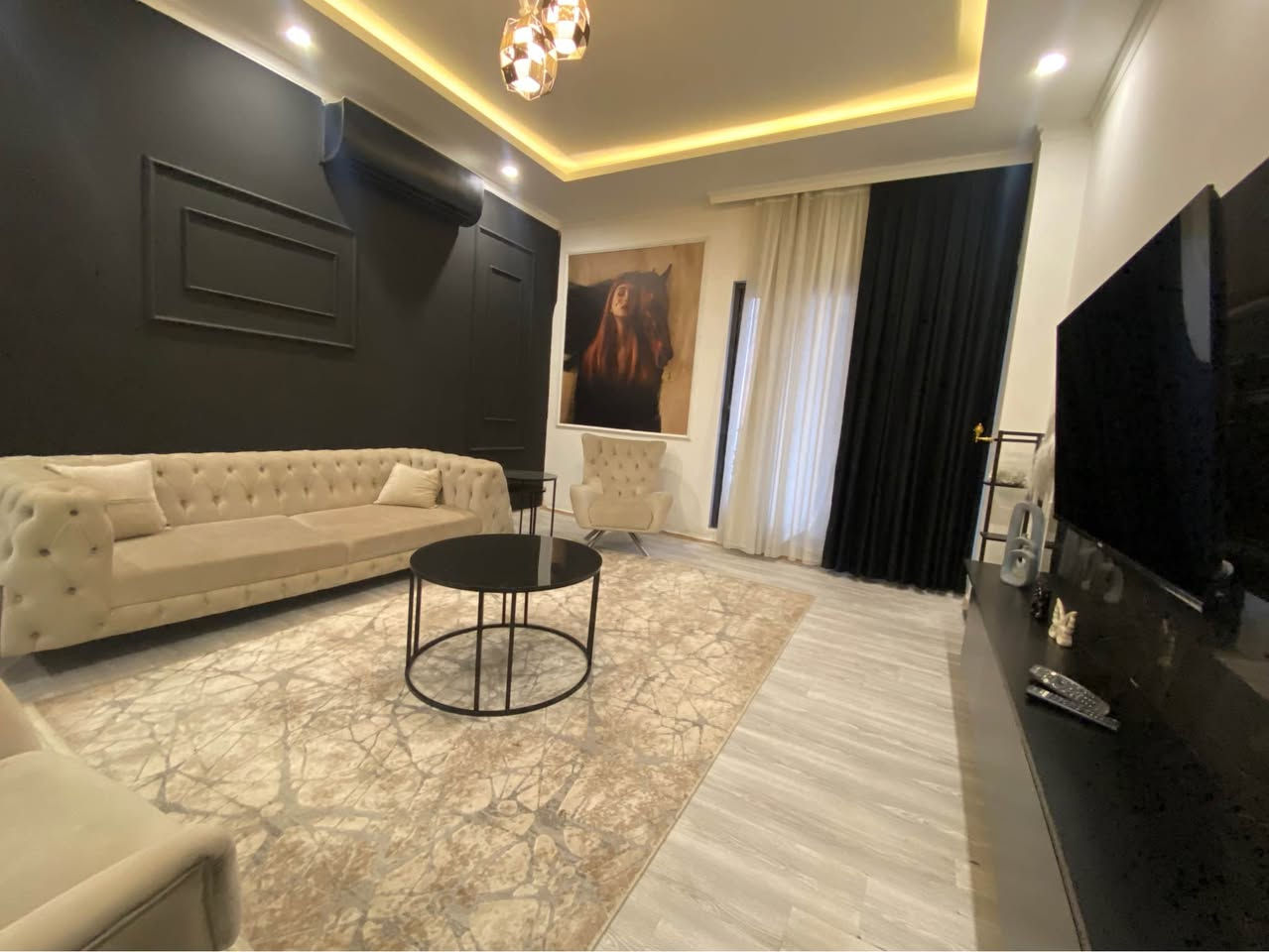 شقه موثثه للاجار باربيل مجمع واو تاور 
الموقع على شارع 100 مقابيل كلية جهان و بصف كلية اللبنانية الفرنسيه و كلية تيشك قرب امباير 
مساحته 100متر غرفه و صاله و مطبخ و صحيات و بالكون واجهته امباير 
لتواصل واتساب : *********** أربيل, العراق
