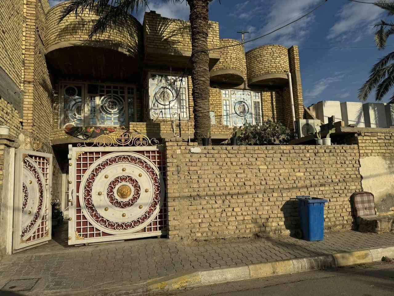 بيت للبيع داموك نواب الضباط قريب شارع المثلث  مساحه ٢١٠ مقابل ساحه
البيت بناء قديم للاستفسار الاتصال على  الرقم ***********
