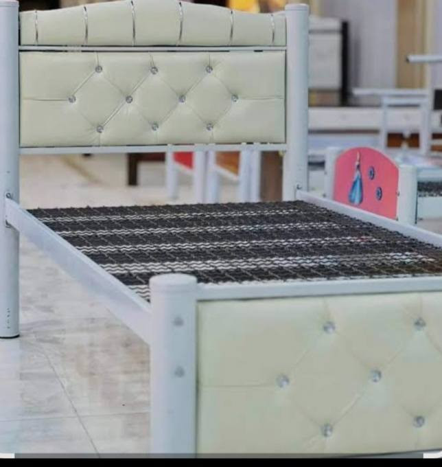 السلام عليكم سريرات ٢ ملكي للبيع اخو الجديد  مستعجله على بيعهن اريد الوحده ب ٤٠ *********** بي واتساب
