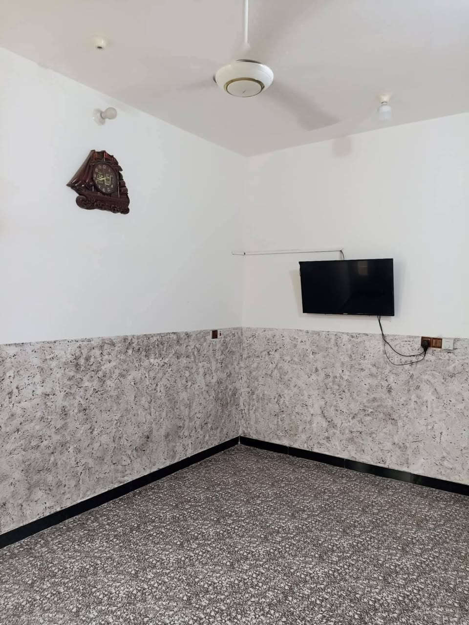 🏠 دار للبيع _
📄 طابو زراعي (سند 25) – تحويل مباشر
📐 المساحة: 100 م²
🔹 المواصفات:
استقبال + هول
مطبخ
غرفة نوم واحدة
مجمّع صحيات
بيتونة سندويج
ممر خارجي + منوّر
البيت بالكامل سيراميك
جاهز للسكن فوراً
⚡ الخدمات:
ماء
كهرباء
مولد
شارع مبلّط قريب
مجاري بالشارع
📍 العنوان:
طهمازية – شارع مدرسة الهدف – حي معتوك
💰 السعر: 39  قابل للتفاوض
📞 للاستفسار:
***********
