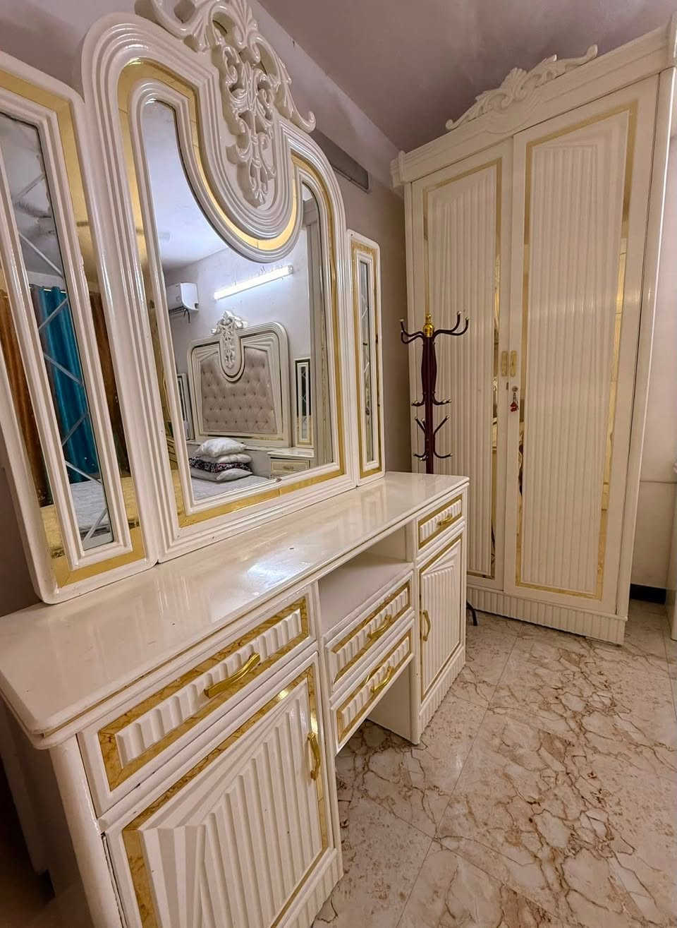 غرفة عراقية ضخمة نضافة ٩٠٪؜
شغل عراقي درجة اولى ماخذها ب٢٤٠٠ 
رايدها ب١٢٥٠
سرير
كنتور ٦ ابواب مع ملاحق كبيرة
كنتور بابين مع ملحق كبير
ميز مرايا كبير 
كومدي 
مرايا
كومدي اثنين بصف السرير
مكاني بغداد حي تونس سبب البيت تحويل غير بيت وغرفة صغار


**إذا كنت صاحب هذا الإعلان وتريد حذفه لأي سبب، رجاءا أرسل رسالة إلى الدعم الفني**