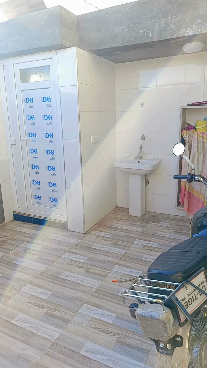 السلام عليكم بيت زراعي طابقين 100 متر. طولاني للبيع 
يتكون من استقبال ـ ممر . مطبخ . غرفه نوم 
صحيات... 
البناء حديث كله سيراميك درجة اولى بياض درجة اولى. كهرباء وموالد جاهز.
الطابق الثاني نفسه تصميم وهم جاهز على مفتاح 
مال عائلتين وفوك بيتونه وصطح 

العنوان الزراعي منطقة 77  قرب جامع الامام علي + متوسطه الوعد 
الشراي يتفضل خاص


**إذا كنت صاحب هذا الإعلان وتريد حذفه لأي سبب، رجاءا أرسل رسالة إلى الدعم الفني**