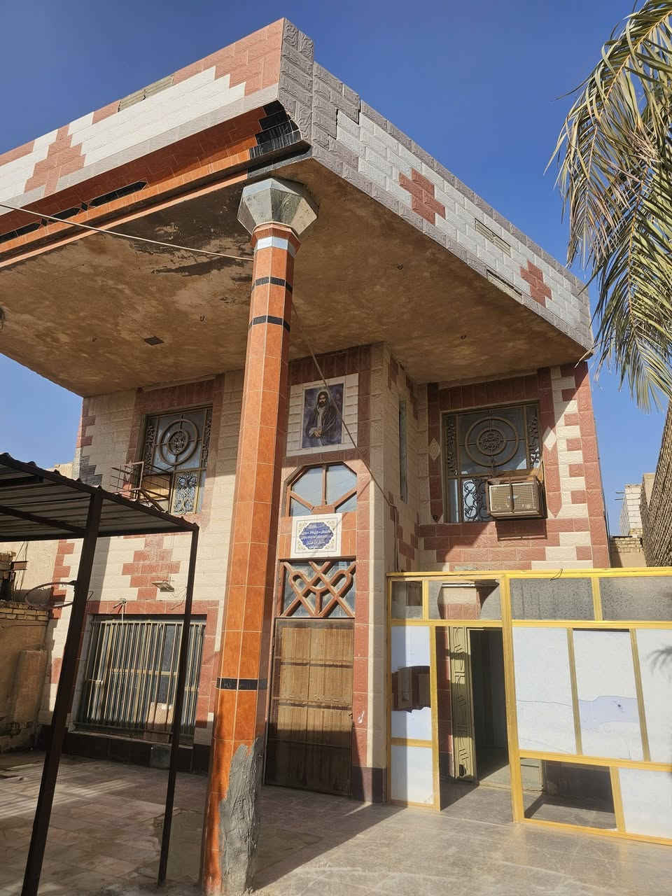 بيت للبيع بحي ١٤رمضان طابقين
  مساحته ٣٠٠متر ثلاث غرف وصالتين مطبخ وحمام وتواليت خارجي كراج سياره 
***********سعد
