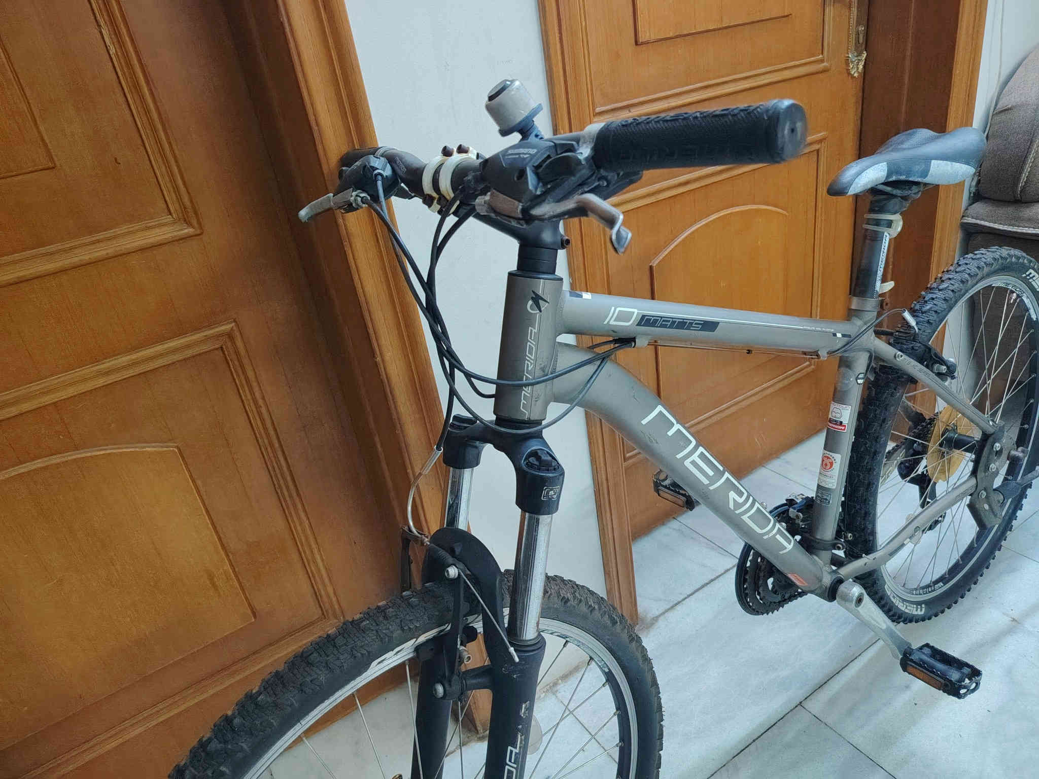 دراجة Merida MTB للبيع
الموديل: Merida Matts 10
النوع: جبلية (Mountain Bike)

المواصفات العامة
هيكل (Frame): ألمنيوم قوي وخفيف الوزن

المقاس: مقاس متوسط – مناسب لمعظم الأطوال

النظام: 21 سرعة

المغيّرات (Shifters): Shimano

الديراتور: Shimano

الفرامل: فرامل جنط (V-Brake) أمامية وخلفية

الشوكة الأمامية: نظام تعليق أمامي (Front Suspension) لتخفيف الصدمات

الإطارات: Merida مقاس 26 إنش

الجنطات: ألمنيوم خفيف

الكرينك: ثلاثي

الكراسي والمقود: قياسي بحالة جيدة

البدالات: بلاستيك مقوّى

الحالة
الدراجة بحالة جيدة

الإطارات بحالة ممتازة

مناسبة للطرق الوعرة والمدينة

السعر : 250 الف 🔥
شارع فلسطين خلف بانزين خانة المهندسين ***********
