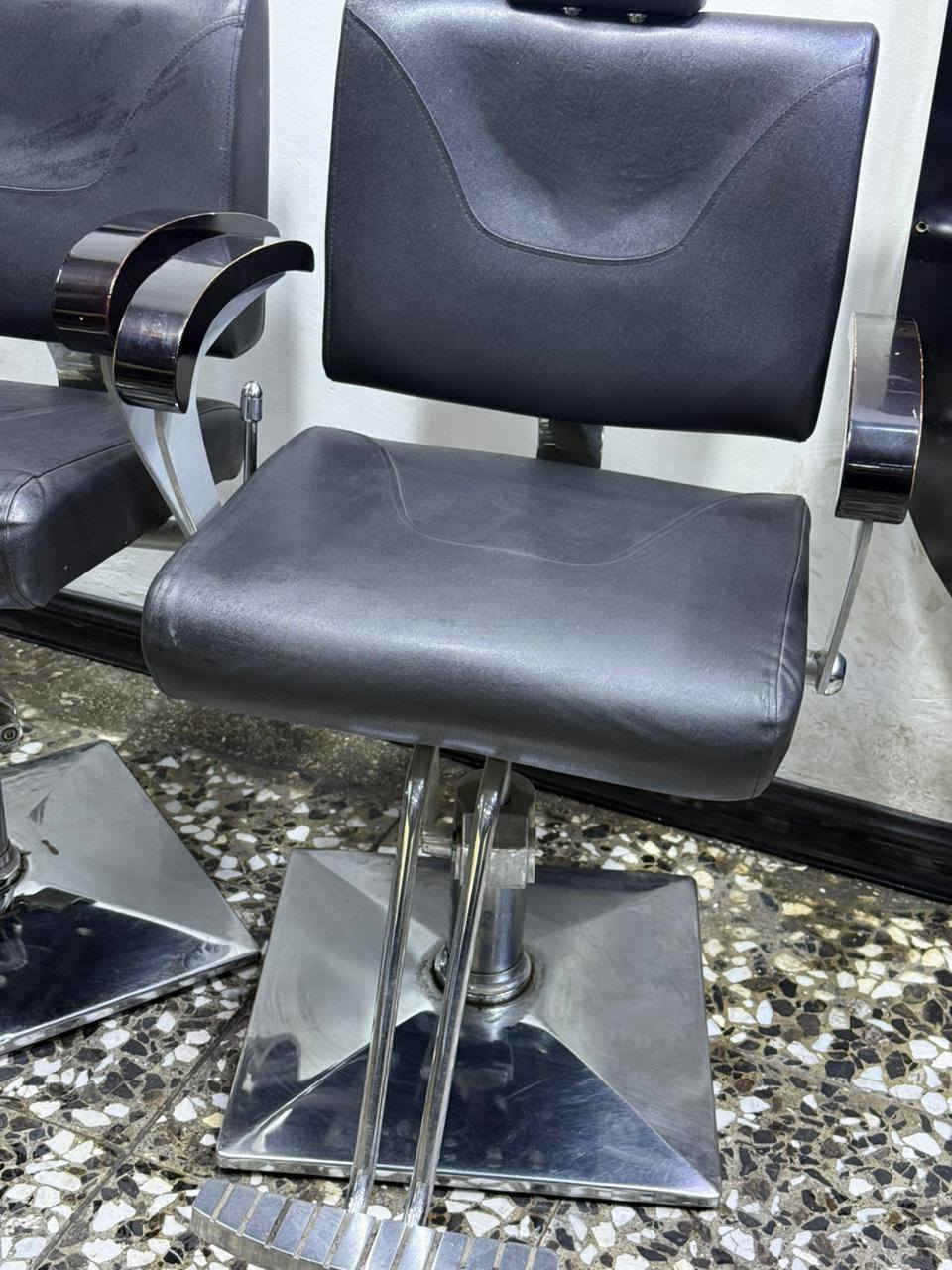 السلام عليكم كراسي حلاقه للبيع مستعمل نظيف مكاني بغداد السيديه حي الاعلام السعر 300 وبيهن مجال للاستفسار
واتساب ***********
