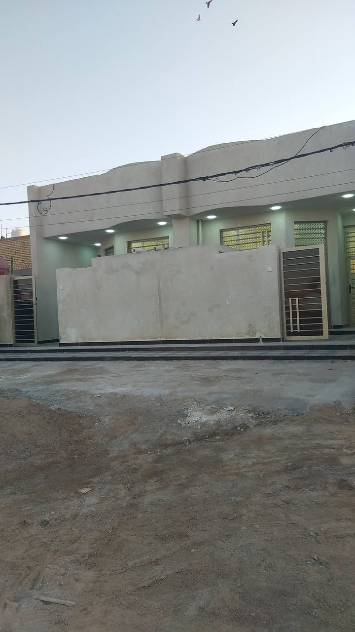 السلام عليكم مشتملات عدد ٢ طبك للبيع غير مسكون البناء حديث درجة اولى يقعن على شارع 20م في الكوت منطقة حي الحكيم نزلة بيت خليفة او نزلة التمايمة مقابيل الساحة مساحة كل مشتمل 100م البناء طابوق درجة اولى والسقف صب مسلح والارضية والجدران سيراميك ويتكون كل مشتمل من غرفة وصالة ومطبخ واستقبال وصحيات داخلية وخارجية ومتوفرة كافة الخدمات ومرقم من قبل البلدية وسعر كل مشتمل 45 وبي مجال الاستفسار الاتصال على هذا الرقم ***********
