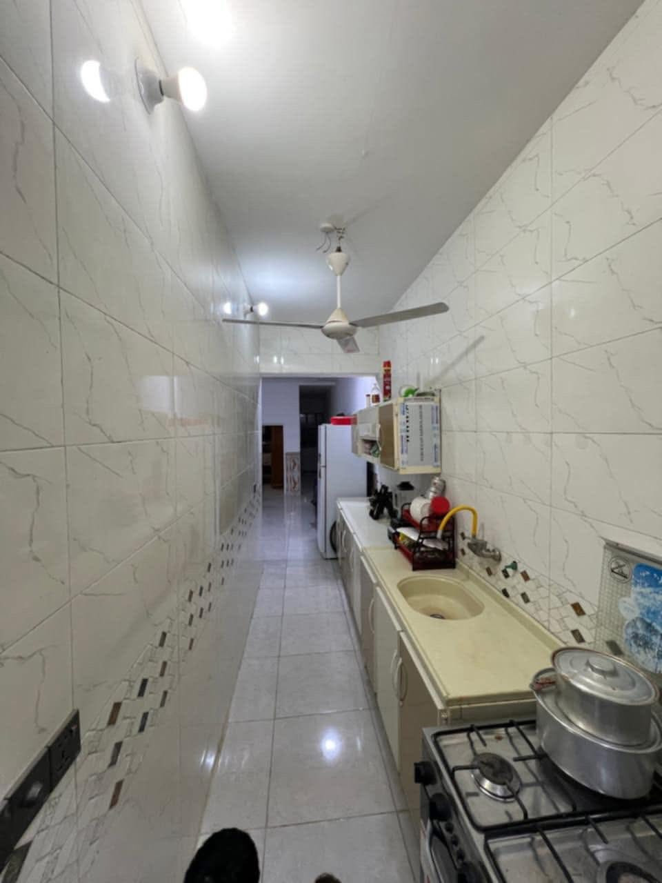 السلام عليكم بيت للبيع بكاع حي بابل بالزراعي قريب ع التانكي او مساحته 100 واقع حال 112 البيت نظيف جداً 
يحتوي على 
غرفه نوم + حمام داخلي 
هول 
استقبال 
مطبخ طولاني كما موضح بالصوره 
صحيات خارجيه 
السعر كلش مناسب 
للاتصال ***********
