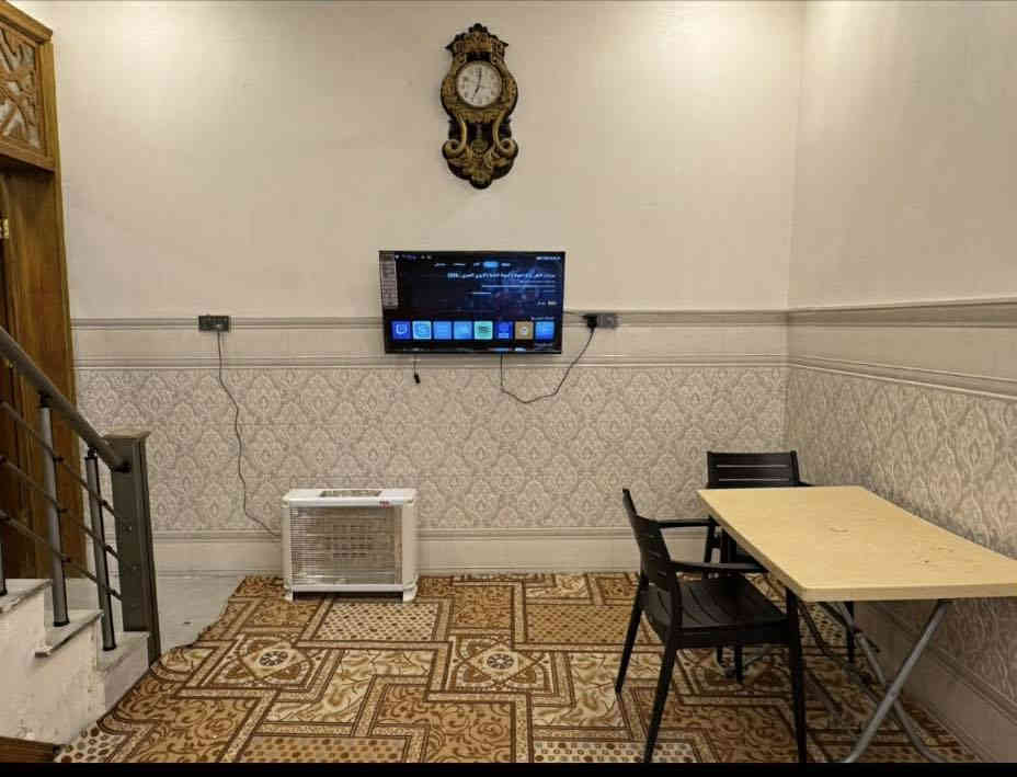 بيت  100 متر طابقين
حي الامام  
ابعاد البيت  الوجه 5 م
النزال. 20
رابع دار عن شارع حي الامام الرئيسي
بشارع كماليات ابو زينب 
الطابق الاول 
غرفه 4 في 5 
مطبخ 4 ونص 3 ونص
هول 5 في 4
استقبال 5 ونص في 3 ونص
حمام  1،5 في 2 م
حمام خارجي
الطابق الثاني 
غرفه 4 في 5
غرفه 5 في 4،5
هول كبير 
حمام  1،5 في 2
السعر 210 مليون وبي مجال 
للاستفسار الاتصال على. ***********
