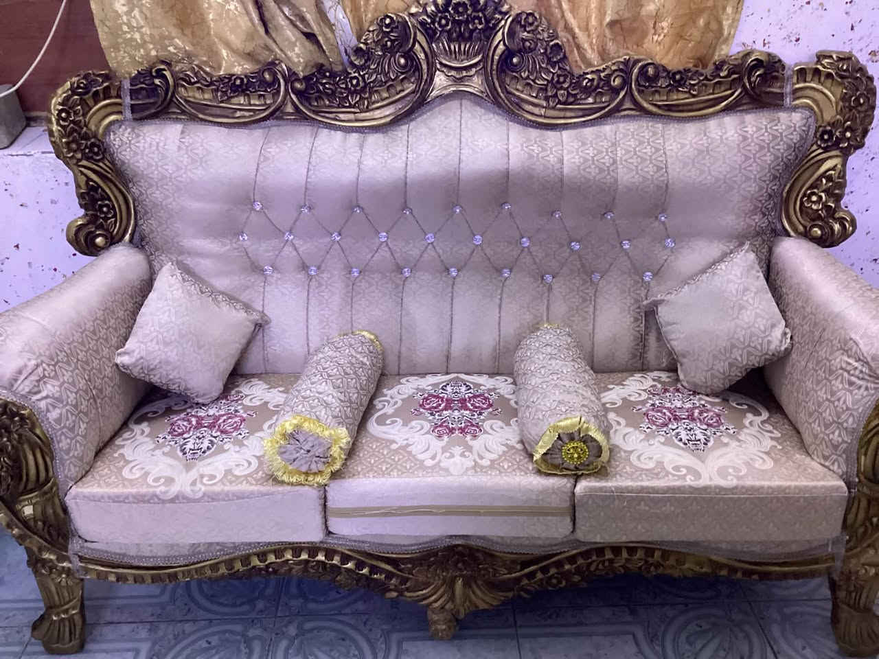 السلام عليكم 
يوجد تخم لل بيع أبو زنجيل جديد سعره 700 وبي مجال 
تنور كهربائي دبل هيتر جديد سعره 50
زليه 4*3 سعر 50
كاربد 6*5 السعر 50 
الاستفسار عله رقم ***********
