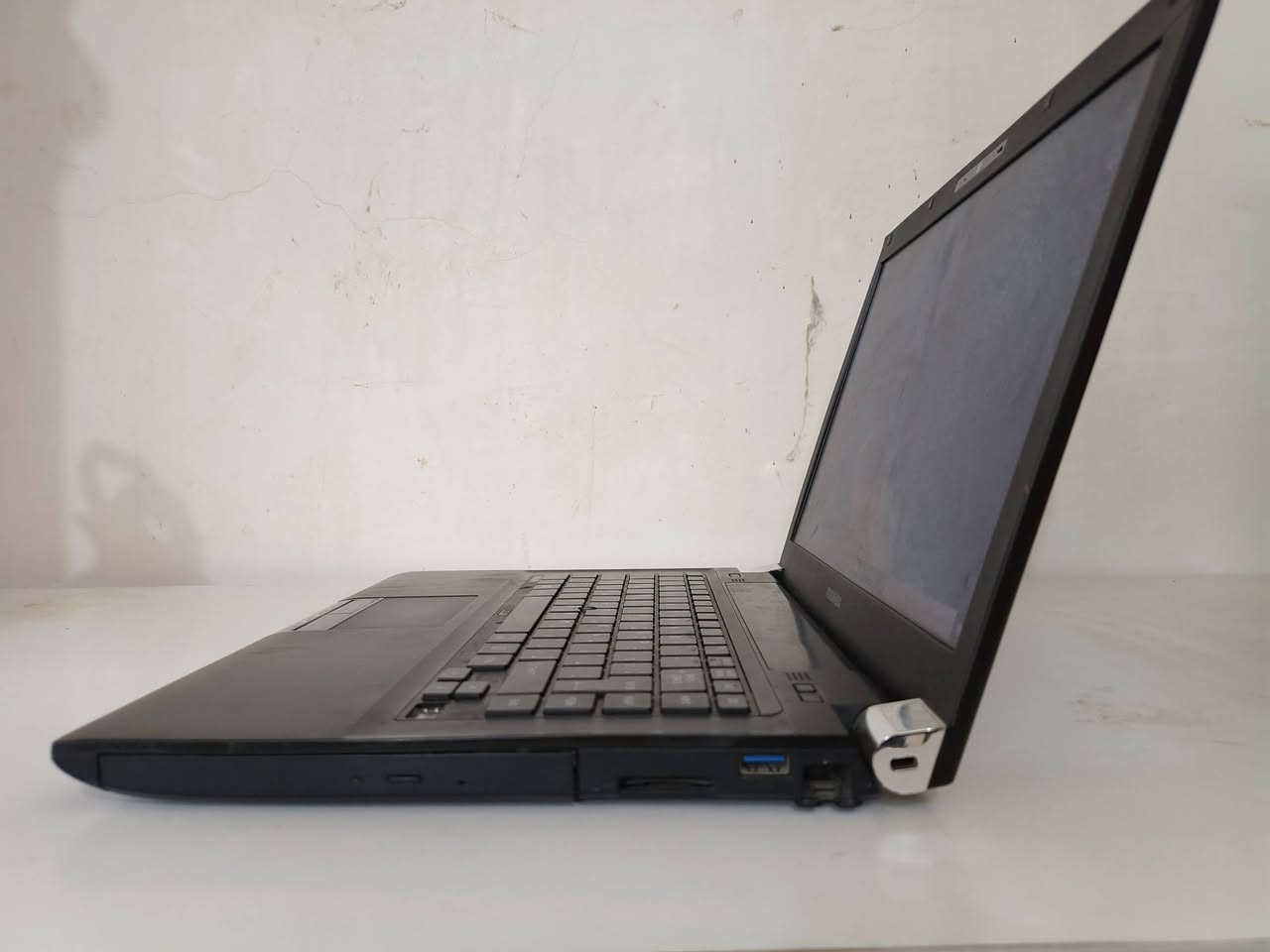 🟥السلام عليكم
لابتوب للبيع TOSHIAB المواصفات: 
🟦المعالج💻: 
core i5-3230M 2.60Hz
🟦الرام💾: 
Ram 4 GB
🟦الذاكرة 💽:
298 GB
🟦حجم الشاشة 🖥: 
14 inch
🟦كرت شاشة📽: 
intel(R)HD graphics 4000 داخلي
🟦منافذ لابتوب💻: 
منفذ usp عدد 2 ومنفذ قارئ اقراص DVD ومنفذ HDMI عدد 1 ومنفذ سماعه عدد 2 ومنفذ lan عدد 1 ومنفذ زيادة الرام ومنفذ vega ومنفذ usp 3.0 مكاني الديوانية للتواصل واتس *********** او فيس متواجد ملحقات فقط كيبل شحن
ملاحظه /فقط دكمه سهم اليمنى مشلوعه وباقي كله نظيف مثل ماموضح بالصور 

💰السعر 150 الف وبي مجال للشراي
 
... 🟨🚛 يوجد توصيل مجاني لجميع محافظات العراق..
