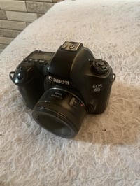 كامره كانون 6D للبيع الكامره فول فريم تحتوي على ملحقات بطاريه عدد 2 كر...