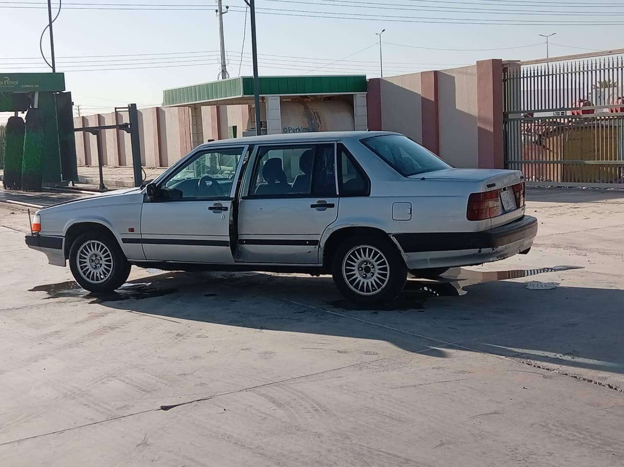 السلام عليكم
فالفو حجم 940 المرغوب رقم بغداد الماني مكينه  وكير جدد توني شادهن ماالحاويه  مكفولات بالكارتون شرط مداور 
لاتوجد غرامات السياره 
بلاديه مابيهه قطره صبغ 
عضمته حلوه وكاعده السياره مال جناي  عوزهه شويه ترتيبات وصبغ السعر ٤٥$ وبيهه مجال قليل    ***********
