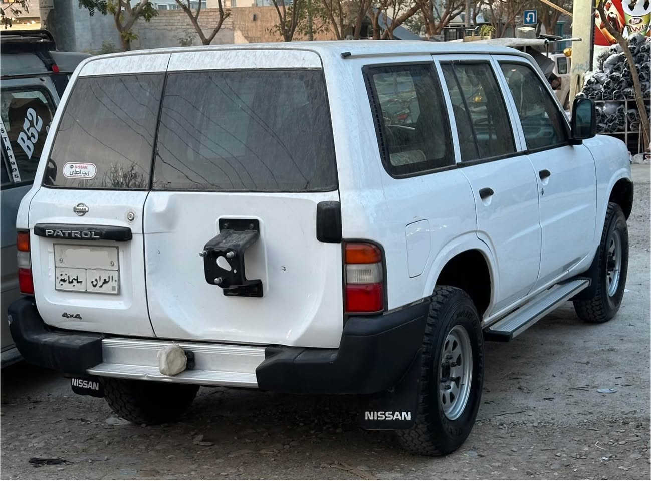 Nissan patrol
پاترۆڵ بیلاد کوێر نمونە لە پاکی و جوانی
مەکینەی کەپس بوخار و دوکەلی نیە
ناو دەرگا و بەتانەی تەقیوی و درزی نیە
سەدری چرکەی نیە
دەعامی بۆ دەعامی بەشەرت
بەرەدەرگای بیلاد 
گاعی بیلاد
ژێر و ناو و دەری زۆر زۆر جوان
پارچەیەک و دو پەلەی بۆیاخە سۆنەریم داناوە
چوار ویل و تایەی تازەی لەژێرە
بۆ نوقسانی و مەسرەفی مەگەرێ🤍
سەنەوی بەسەر نەچوە تا ٢٧ تازەیە نزیک ٢٨
ناونیشان کەلار 
*********** كالار, السليمانية
