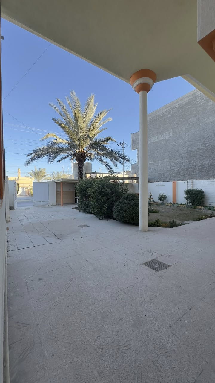 دار للايجار تجاري المساحه
٥٠٠م ٤ غرف نوم مع هول
واستقبال كبير وصاله ومطبخ
يحتوي على كاونتر ومخزن عدد
٢ كراج يحوي ٤ سيارات وحديقة كبيرة في حي الشرطة مقابيل
شركة الوسيط للاستفسار
الاتصال على ***********
