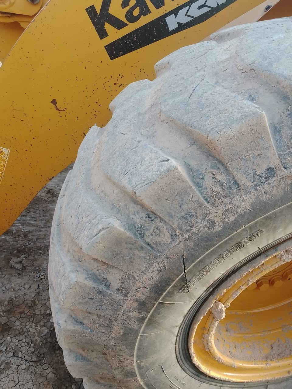 انكول يا الله شعندك تايرات مستعملة او جديدة معدات ثقيله شفل كريدر للبيع ما عليك بس دز صورهن وات ساب  ***********١ او اثير *********** ملاحضه اخوان لحد يعلق ويخفتي شعندك اتصل نت مفتوح او ارسل صور
