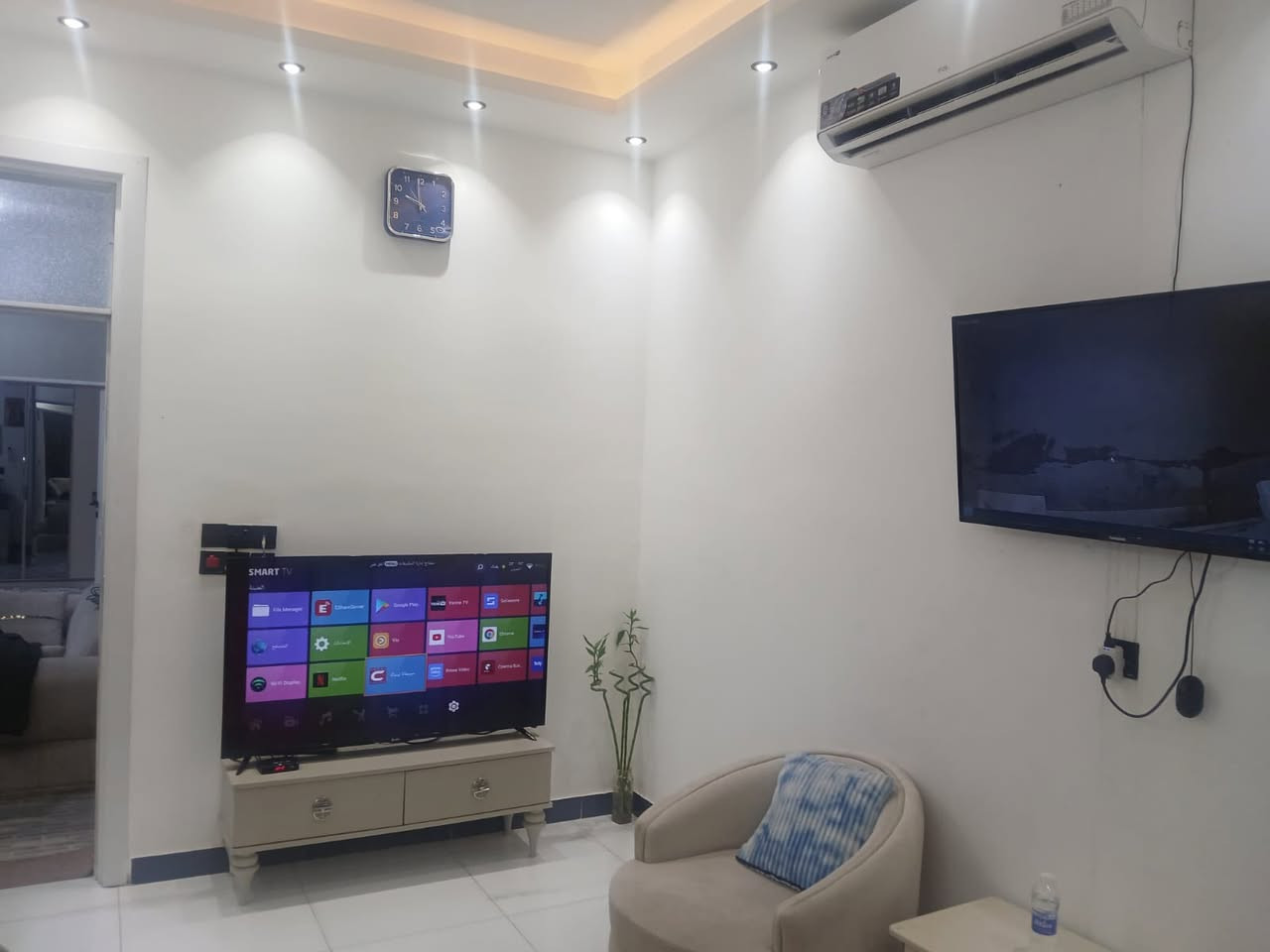 بيت للبيع مع الاثاث. طابقين مساحه100متر. 3 غرف نوم
طابقين  3 غرف نوم السلطان الثالث الافرع الاولى. بيت نظيف جدا يوجد جرد كامل بجميعً الاثاث
***********
