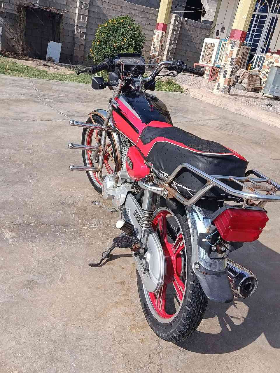 سلام عليكم للبيع دراجة سيفان موديل 21 اورق كامله مكاني ديالى سراجق رقم الهاتف***********السعر450وبيها مجال محرك مامفتوح كهربائيات كله شغاله
