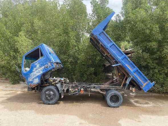 مازده ازوزه ١٩٩٦ راعيها موجود يداور 
سياره جاهزه مال عمل ستوني مجفت بيها بخار ذرة تنقيص مابيها السيارة بيها فطر بل سأصب جوه القمار مقدار نص إصبع لا مصلح ولا مضروب باج عل وضعه استفسار اكثر *********** بي واتساب السعر٤٥ وبيها مجال للشراي
