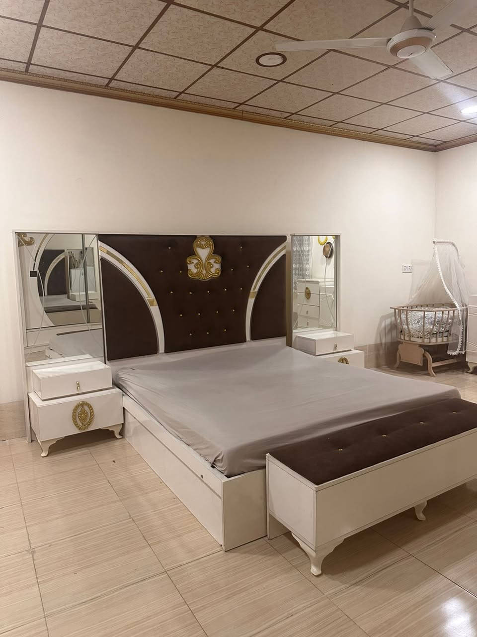 غرفه نوم تركيا 9قطع نضافه اخو الجديد 
مع كنتور تركي اضافي السعر 800
موجود نقل وشد 
***********
***********
