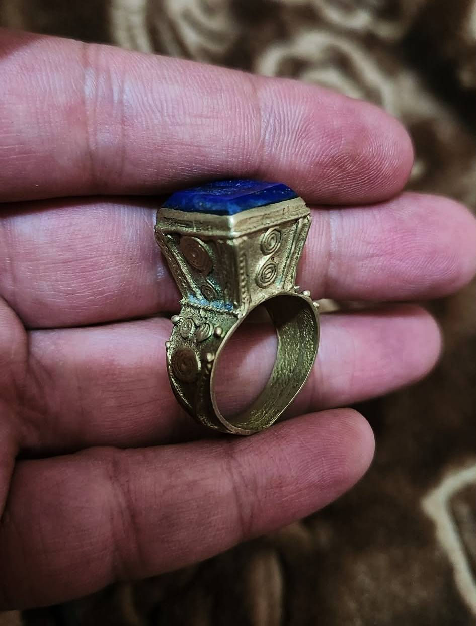 خآتم أنتيك أنيق الصيآغة
مرصع بحجر ال "لازورد" الازرق الدآكن
مادة الصنع فضة قديمة أو نحآس قديم "غير معروف "
النقش القديم والزخرف متقن بعنآية 
وزن ثقيل 
يليق بأصحآب الذوق الرفيع 
السعر 35 ألف فقط


**إذا كنت صاحب هذا الإعلان وتريد حذفه لأي سبب، رجاءا أرسل رسالة إلى الدعم الفني**