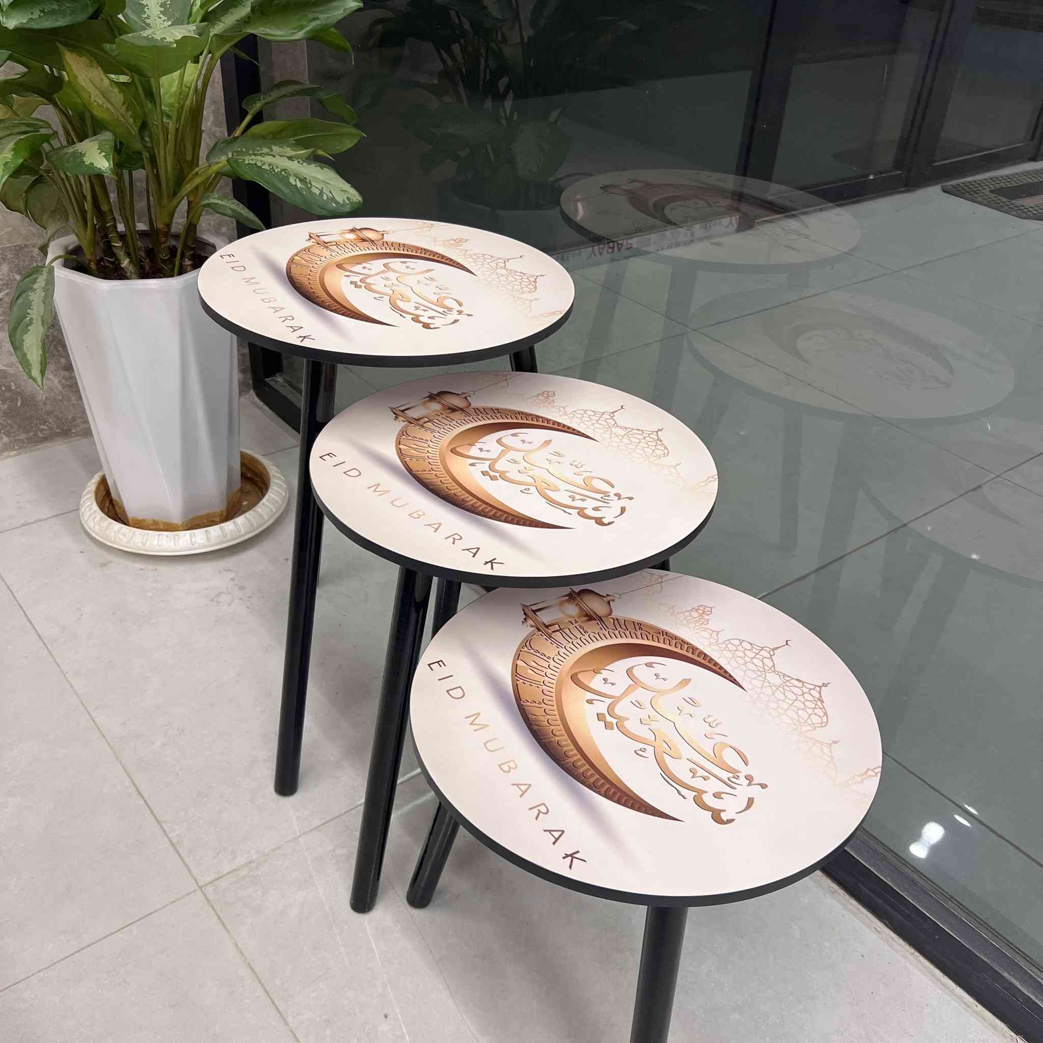✨ أجواء العيد تكتمل مع طقم طاولات ضيافة عيد مبارك – موديل X-2510 ✨  

3 طاولات دائرية أنيقة بتصميم إسلامي مزخرف تضيف لمسة فخامة وبهجة لبيتك 🕌  

✔ أسطح مطبوعة بعبارة EID MUBARAK مع زخرفة الهلال والفانوس  

✔ ثلاث طاولات بأحجام مختلفة يمكن ترتيبها بشكل متداخل أو منفصل  

✔ أرجل سوداء أنيقة تعطي تباينًا واضحًا مع السطح المزخرف  

✔ مثالية للتقديم والديكور في أجواء العيد  

السعر :33000 بدل 55000 الف فقط

توصيل مجاني :متفرة 13 قطعة فقط 

➡️ خيار مثالي لضيافة العيد ولمسة موسمية راقية في بيتك.  

#طاولات #ضيافة #عيد_مبارك


**إذا كنت صاحب هذا الإعلان وتريد حذفه لأي سبب، رجاءا أرسل رسالة إلى الدعم الفني**