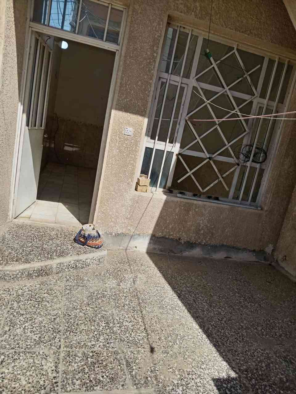 بيت للبيع 80متر عبارة عن وحدتين سكنية كل طابق يحتوي على غرفة نوم وصالة وحولي وخدمات اومناور السعر (190)وقابل للتفاوظ للاستفسار هذا الرقم ***********
