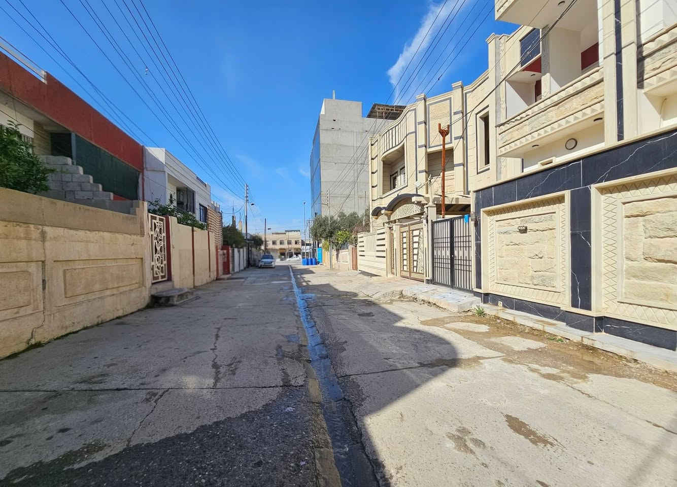 دار للبيع في حي القادسية الثانية 100 م واجهة 5 م طابقين بناء حديث زيرو 4 غرف نوم هول مشتملات شارع صب اتجاه قبلة قرب مول الكوثر   .
***********
***********
عقارات الصفوة حي المصارف
