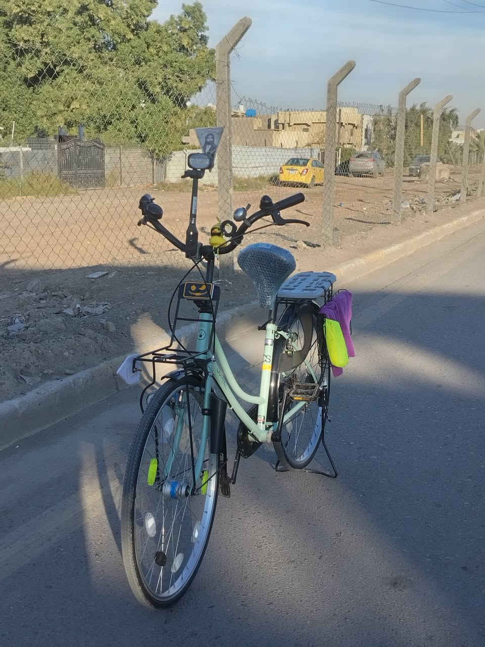 السلام عليكم بايسكل بناتي نضيف مجمبز نضافة 100/100 موديل 23 حجم 26 امرتب وجاهز قبل شهرين نزلتة حاوية من سوق مريدي جوابة جدد تايرات مسلحة يعني ميبنجر كاسحة سيباية صفح طيارية امامية واقيات صغار كشن قلاب كلاصات شمسية ثنين مصاطر ضوئية ثنين كلوبات ازرق ثنين برجستونة وحدة 
ملاحضة نقص فقط شمسية متواجد واتس *********** السعر 165 بي مجال المو شراي ليتعبني العنوان بغداد الشرطة الرابعة
