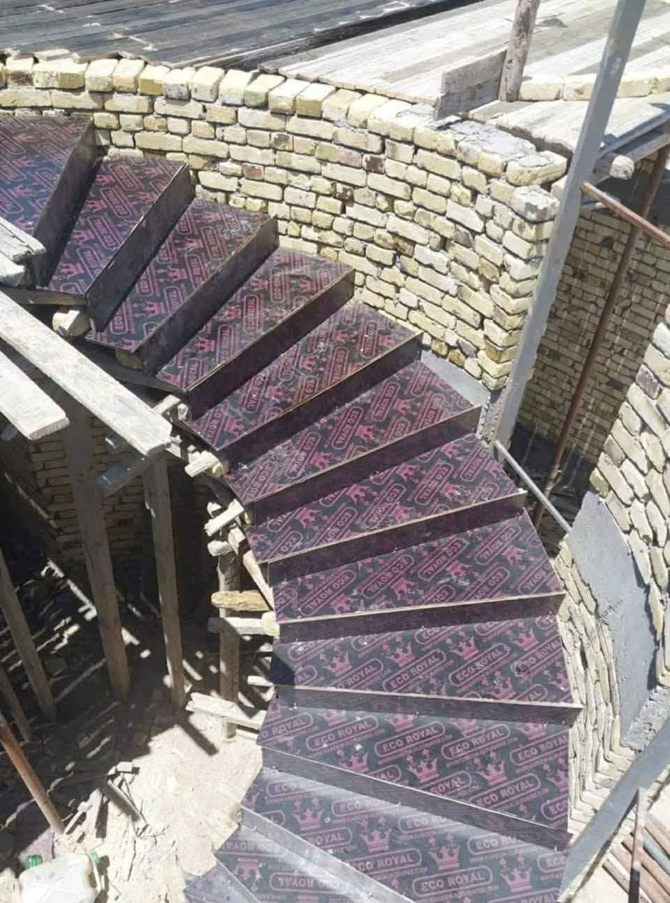 تقدم لكم شركة الجوهرة للمقاولات والبناء العامه أفضل العروض وبأسعارتنافسيه مع ضمان بجودة المواد والعمل  ضمن شروط تدون بين الطرفين مع الالتزام بموعد التسليم للزبون بالوقت المحدد واليكم تفاصيل العمل 
بناء هيكل درجة اولى سعر ٢٠٠ ألف لمتر لواحد بناء طابوق (طيب) تفاصيل العمل
أولا تسيقيط الخريطه

نقوم بعمل الأساس تسليح الجسور بالحديد  درجه اولى ١٦ ملم وثم نقوم بعمل القالب الخشب وصب الأساس بالاسمنت المقاوم للاملاح

يكون الصب مركزي

ارتفاع الأساس ٤٠ سم والعرض 60سم كذلك - نقوم ببناء البتلو بطابوك العماره طيب مع الوزن والقياسات وصب الكوبلن ولبخ وصبغ بماده البرايمر مانع رطوبة والاملاح وبعدها دفن

دفن لبتلو بلسبيس  بناء فوق البتلو مع تثبيت اطارات الخشب وفريم الحديد خ نقوم بعمل الرباط القالب وتسليح الإيراني ۱۲ ملم وصب بالاسمنت العادي

د البناء فوق رباط حتى يكون ارتفاع البيت من الداخل ٣,٥٠م

نقوم بعمل القالب سقف مع تأسيس شبكه الكهربائية وتسليح بالحديد  درجه اولی ۱۲ ملم + جسور مخفيه عندا الحاجه + درج دائري أو عادي حسب الطلب  

 وعدنا ألك سوالف مجانية 😍 ( مميزين بكلشي )😉

  👇👇 مجانا 👇👇
- تصميم الخارطة ( مجانا )
- تسقيط الخارطة ( مجانا )
تصميم الواجه    ( مجانا)
رش ماده الكلورادين مبيد الارضه والحشرات  (مجانا)

* ما عليك بس تراسلنا 💬 وتعرف برنامجنا واسعارنا 💯👌
* العنوان / البصرة - ابي الخصيب 
* ( ***********)  
 🟩 وتساب

 *****  ***** البصرة, العراق
