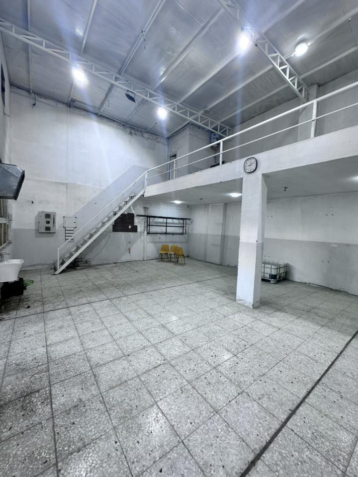 قاعه كبيره متكون من 5 محلات واني فتحهن علاخ لليجار طبقين يصلح ان يكون  مخزن او معمل العنوان البلديات قرب المرور .. غير متواجد على الفيس *********** ......
