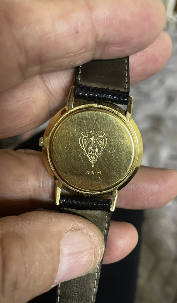 ساعة غوشي (Gucci) 
بطاريه نظام ميلين 
من فئة (3000) سويسرية
كلاسيكية انتاج التسعينات من النوادر القطر 35 ملم مطلية بالذهب 10 ميكرون
الهيكل من الفولاذ المضاد للصدأ
السير كامل من الستانلس ستيل 
نظام السبرنك 
نظافة ‎%‎99 وقت مضبوط جداً جدااااً أرقام لاتينيه محفوره 
على الطوق الخارجي 
السعر 175 ألف للمهتم خاص 
*********** المكان 
كركوك يوجد توصيل
