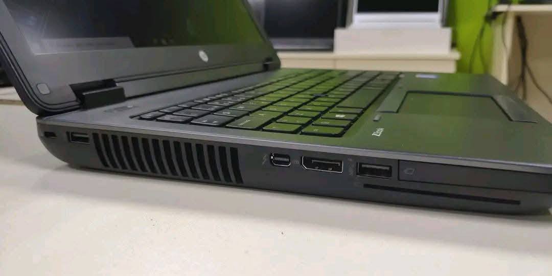 لابتوب #للالعاب_والبرامج_الهندسية 
   
المواصفات 
💻الموديل:hp zbook G2
💻 الجيل الرابع
💻  كارت الشاشة خارجي nividia 2GB
💻 فئة المعالج :كور اي 7
💻الذاكرة  :16GB DDR3
💻هارد الخزن:  ssd 512 GB
💻حجم الشاشة : 15.6
💻منفذ usb عدد 3
...................................
- مكتب دار الابتوب للالكترونيات


**إذا كنت صاحب هذا الإعلان وتريد حذفه لأي سبب، رجاءا أرسل رسالة إلى الدعم الفني**
