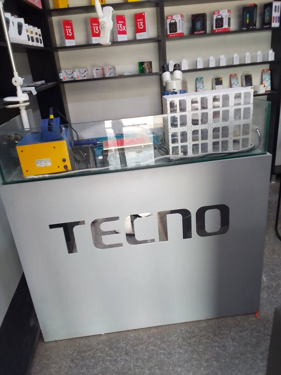 محل موبايل للبيع مع رفوف مع 3ميز عرض مع 3كرسي مع اكسوارت الاتصال وتس ***********
