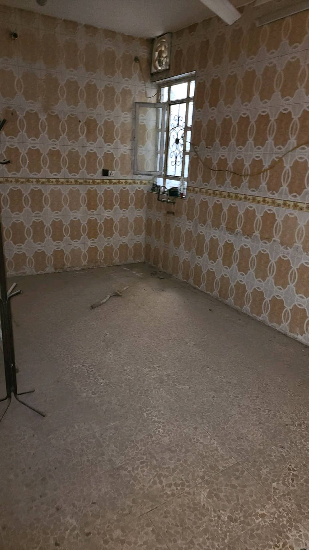 السلام عليكم بيت للبيع منطقة ابوغريب منطقى حي الصديق عرب جلوب يصحوله البيت في بدايه شارع20 التجاري يعني على شارع قرب مطعم القلعه بصف وكيل الطحين مساحه البيت 100 متر قاطين يتكون من صاله ومطبخ وحولي وغرفه نوم وتركين  القاط الثاني غرفه كبيره مع مخزن في السطح الاول البيت بناء بلوك 
