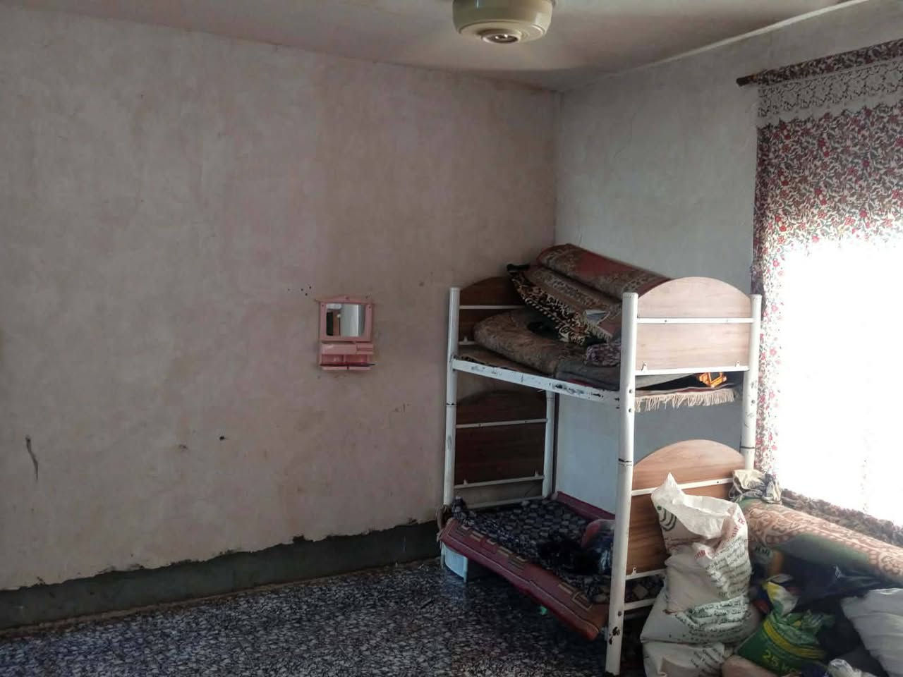 دار للبيع مساحتها 130متر ع طريق المعاره خلف حسنيه مال العويسات يبعد عن شارع العام 200متر متكون من غرفة نوم وحد وصاله ومطبخ استقبال مجمع صحيات دخليه خارجيه سعرها 33وبيها مجال أي استفسار اتصل على الرقم التالي ***********
